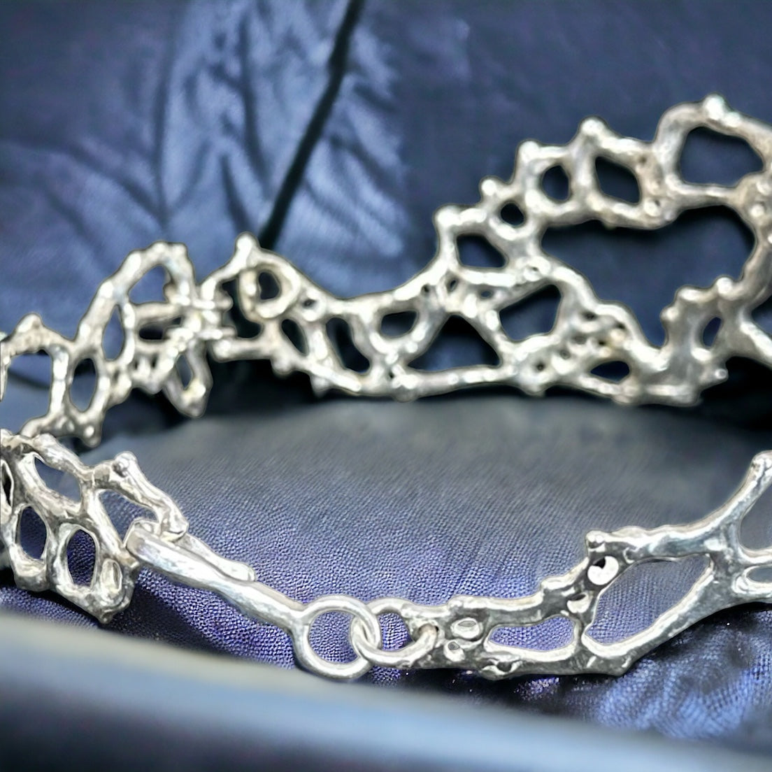 ''BREATH'' CHOKER NECKLACE