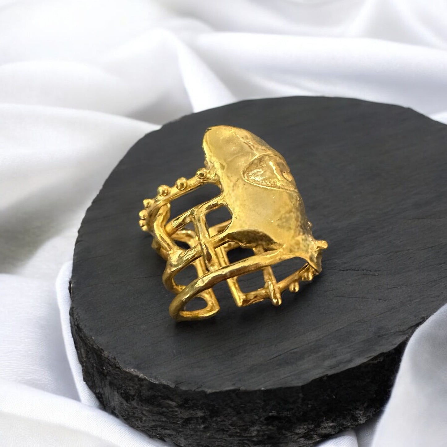 ''CAPTURED GAZE'' RING