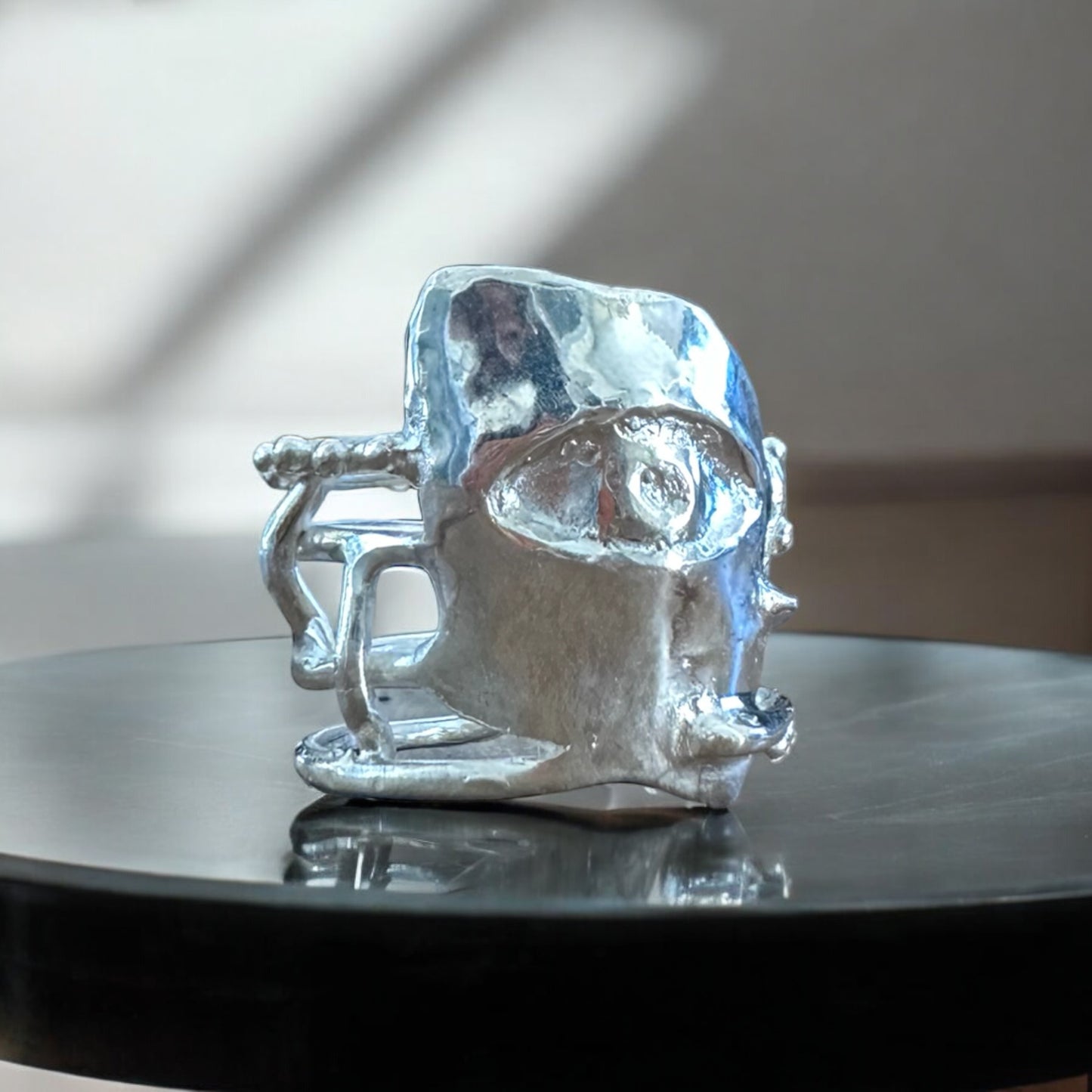 ''CAPTURED GAZE'' RING