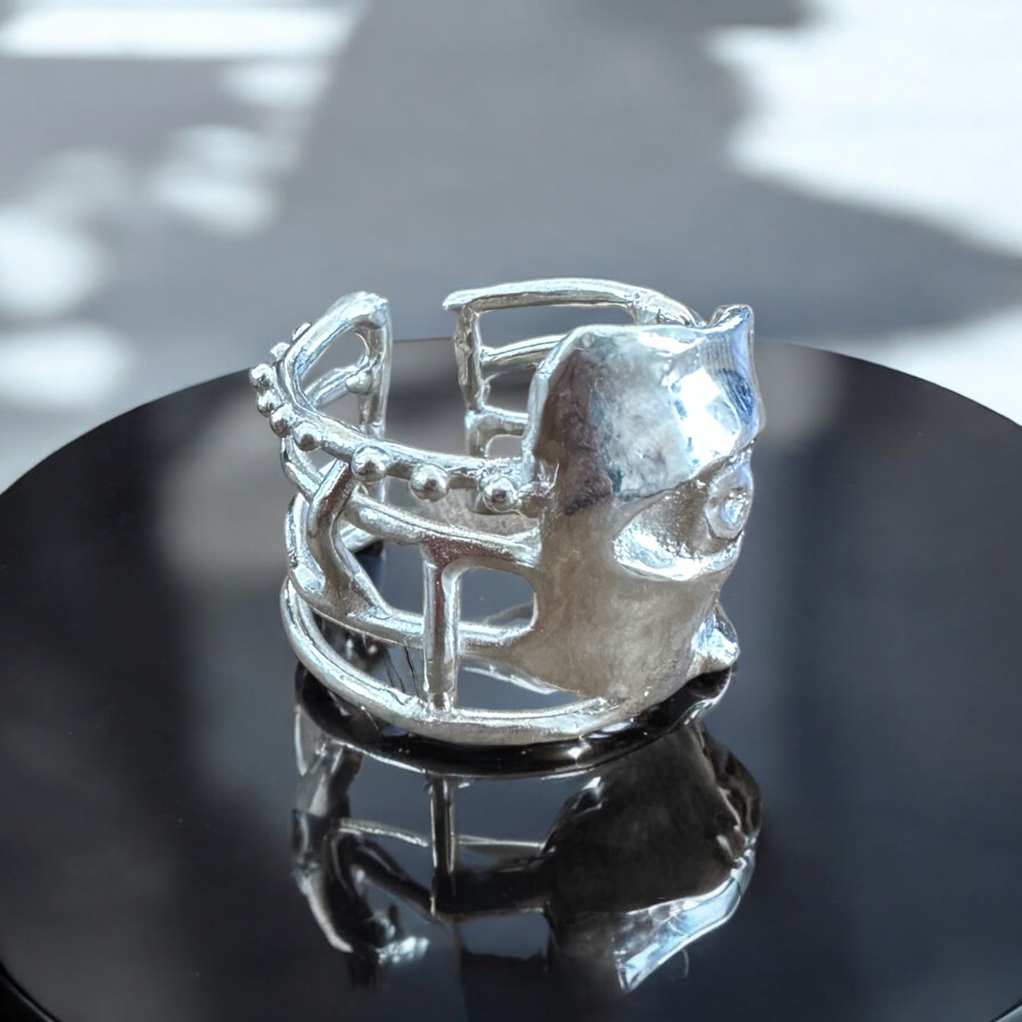 ''CAPTURED GAZE'' RING