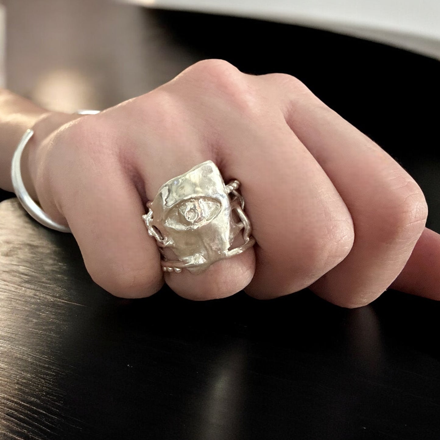 ''CAPTURED GAZE'' RING