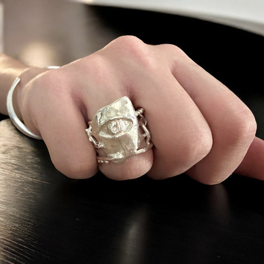 ''CAPTURED GAZE'' RING