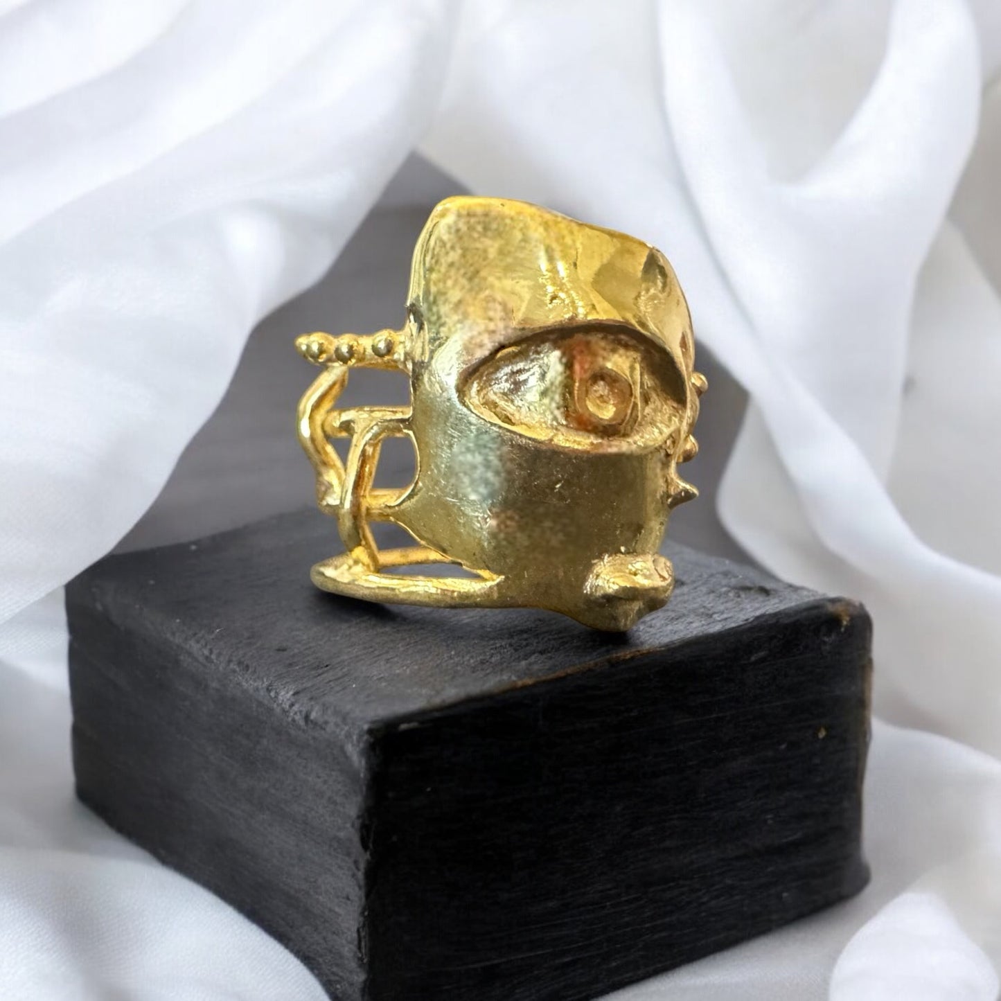 ''CAPTURED GAZE'' RING